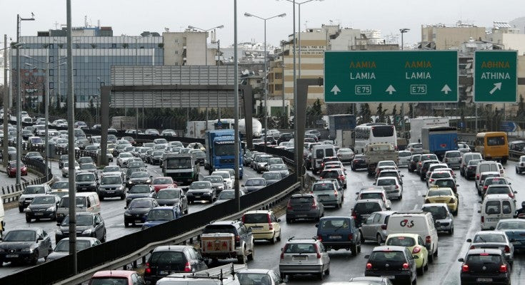 Ταλαιπωρία στις Εθνικές Οδούς για τους εκδρομείς – Μποτιλιάρισμα υπό βροχή – Προσοχή και σήμερα